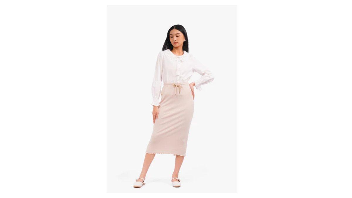 Ilustrasi inspirasi outfit ke kampus dengan memakai midi skirt Colorbox