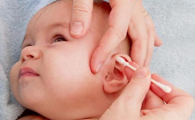 Ilustrasi jangan menggunakan cutton bud saat membersihkan telinga bayi