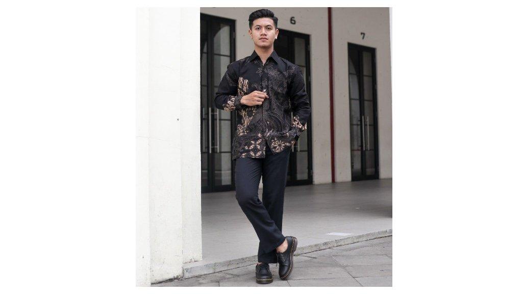 Ilustrasi kemeja batik pria dipadukan dengan celana formal