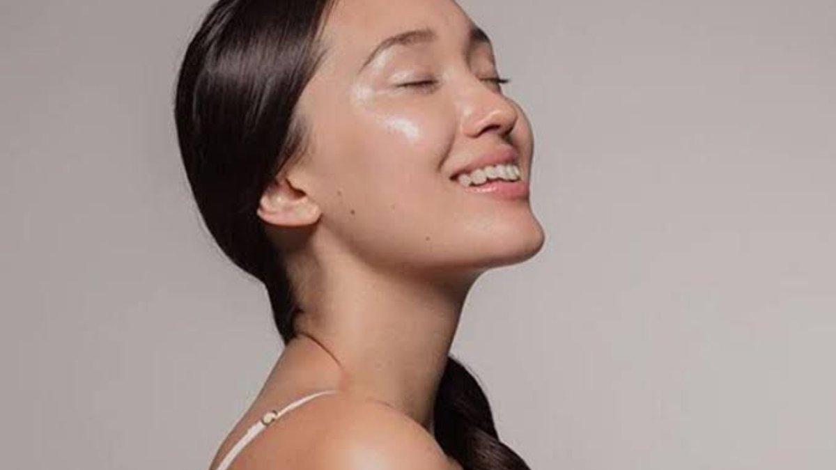 Ilustrasi kulit wajah lembap dan lembut karena rajin double cleansing.