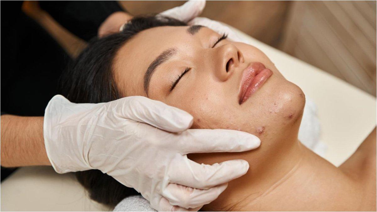 Ilustrasi melakukan facial wajah