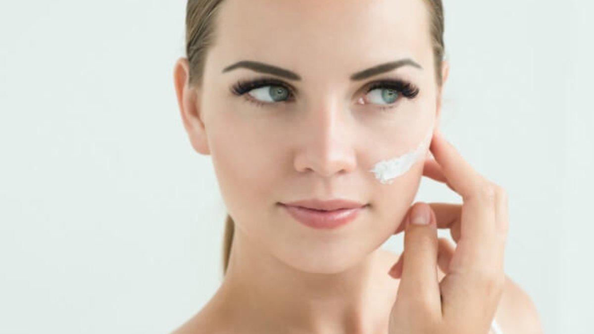 Ilustrasi melakukan patch test sebelum menggunakan peeling serum