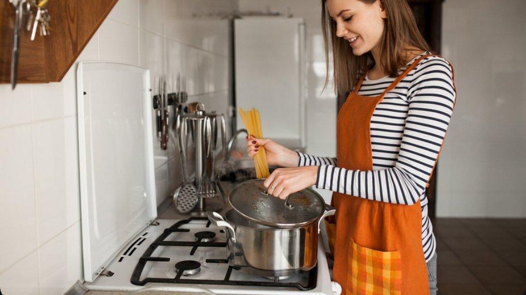 Ilustrasi memasak menggunakan kompor gas.
