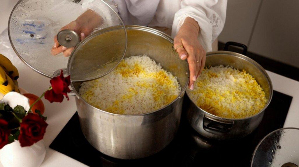 Ilustrasi memasak nasi.