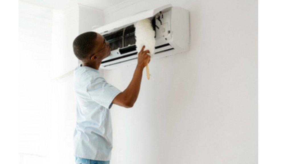 Ilustrasi membersihkan AC