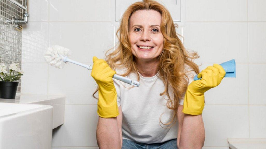 Ilustrasi membersihkan kloset toilet