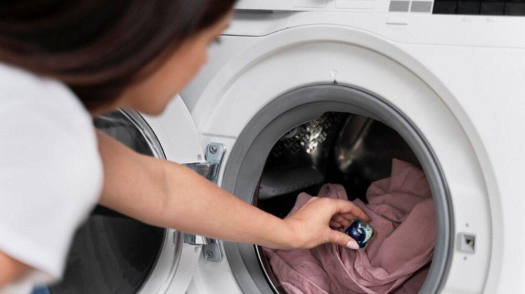 Ilustrasi membersihkan mesin cuci.
