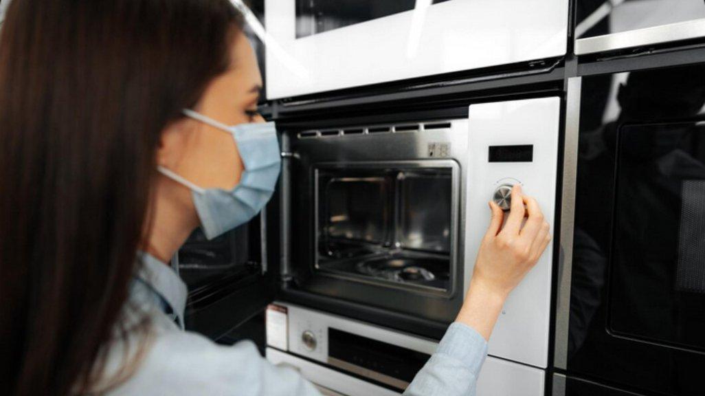 Ilustrasi membersihkan microwave.