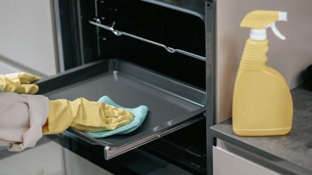 Ilustrasi membersihkan oven listrik.
