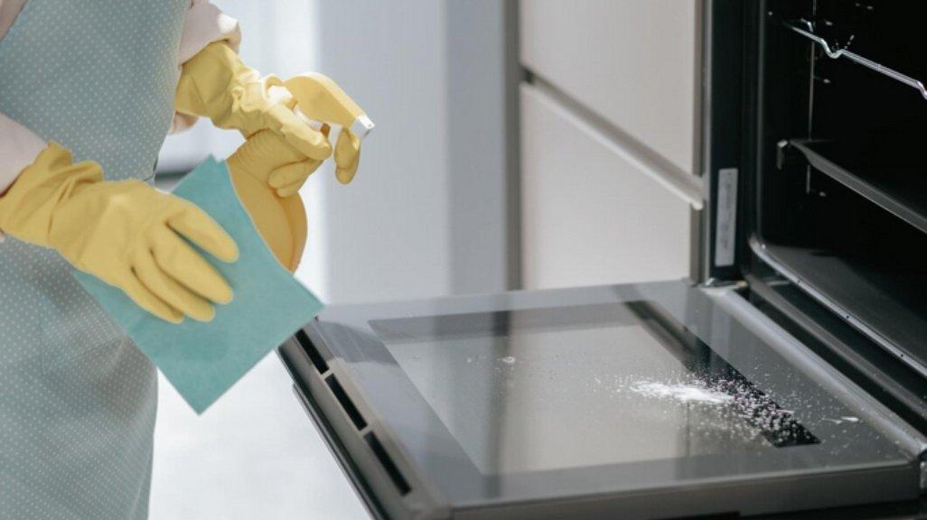 Ilustrasi membersihkan oven listrik.