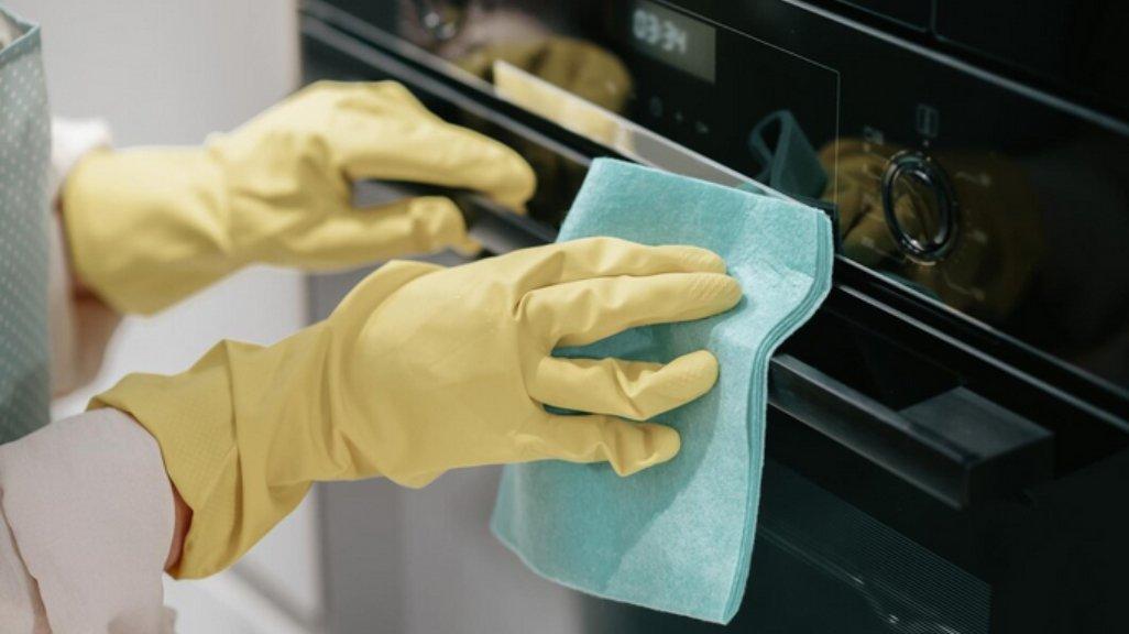 Ilustrasi membersihkan oven listrik.