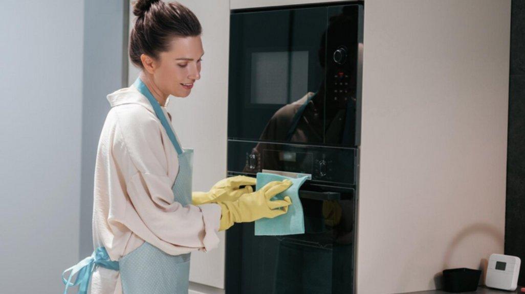 Ilustrasi membersihkan oven listrik.