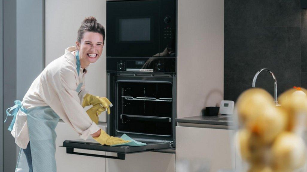 Ilustrasi membersihkan oven listrik.