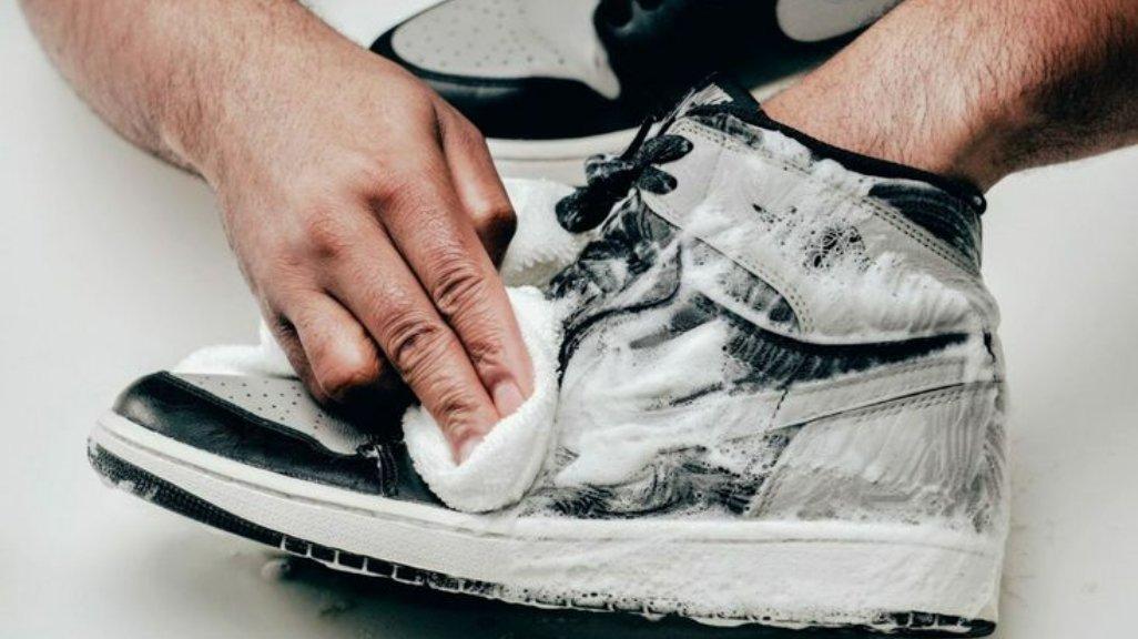 Ilustrasi mencuci sepatu bahan suede yang salah
