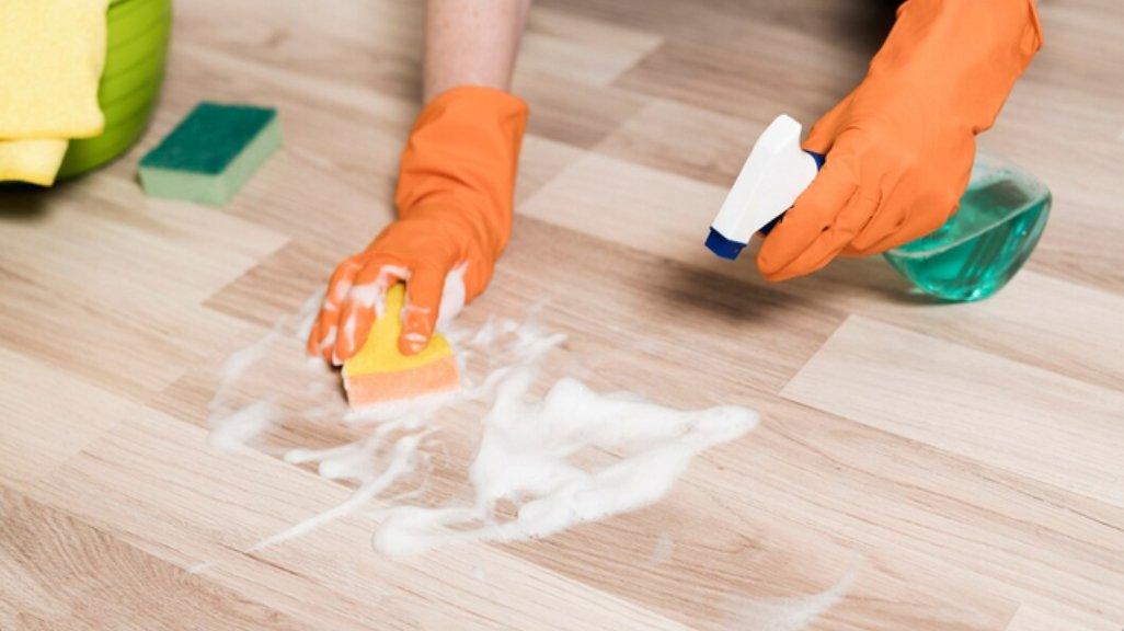 Ilustrasi mengepel lantai.