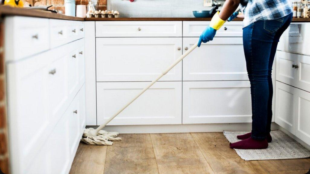 Ilustrasi mengepel lantai.
