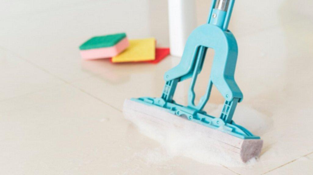 Ilustrasi mengepel lantai.