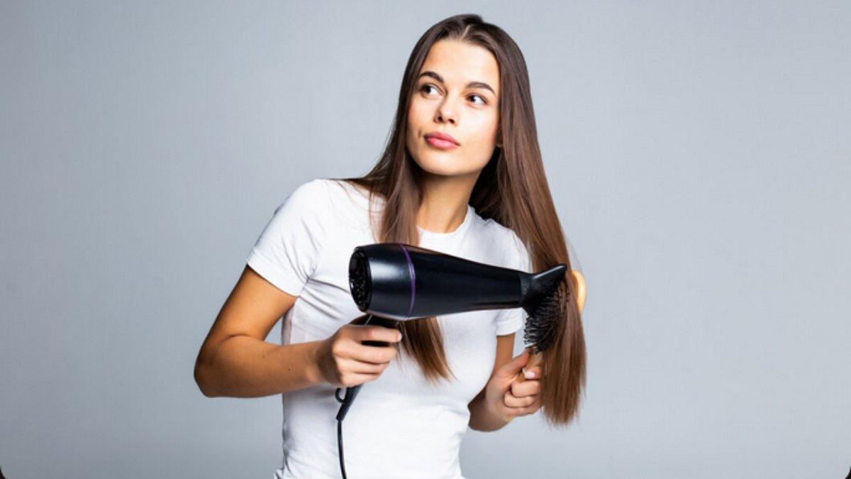 Ilustrasi mengeringkan rambut dengan hair dryer Rp 100 ribuan.