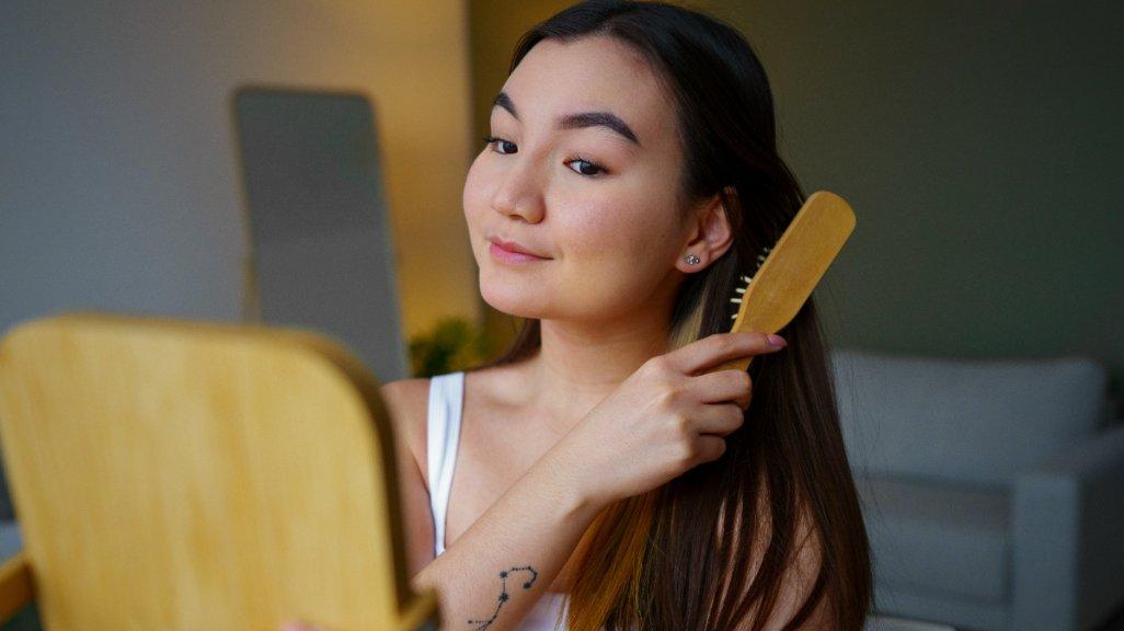 Ilustrasi menggunakan hair care.