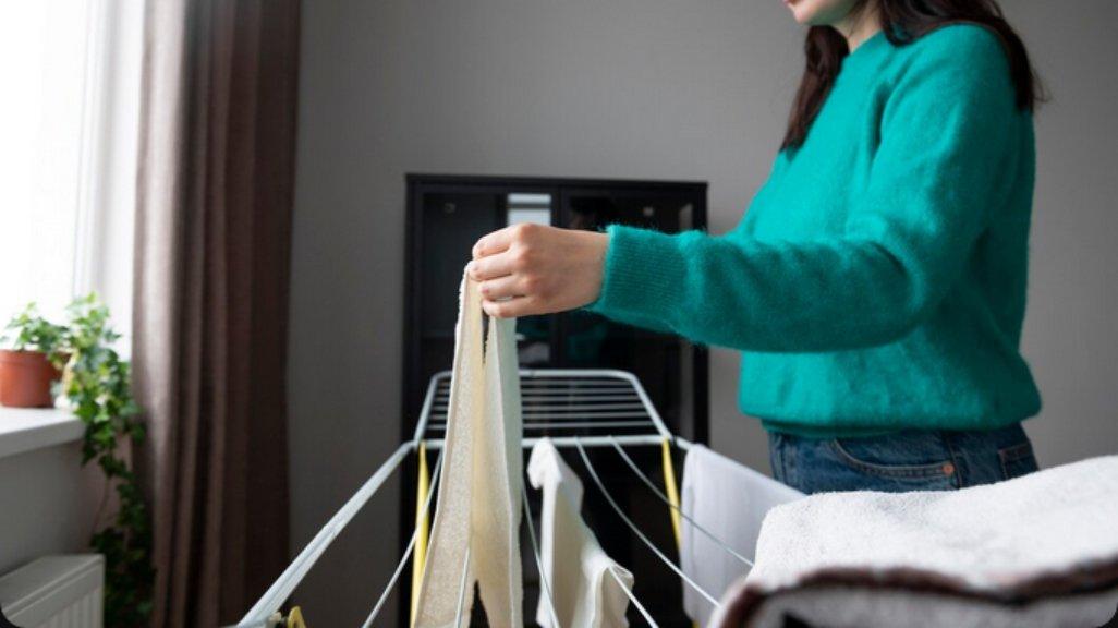 Ilustrasi menjemur pakaian di dalam rumah.