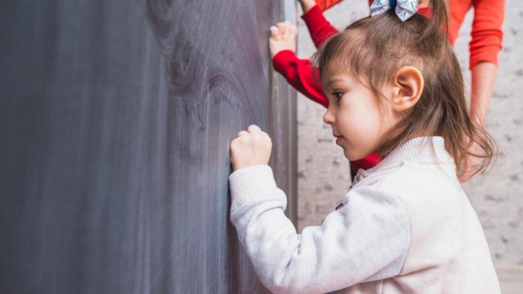 Ilustrasi menulis dan menggambar di papan tulis