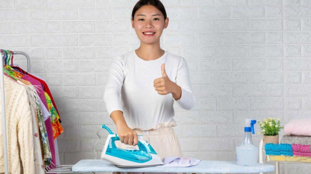 Ilustrasi menyetrika pakaian.