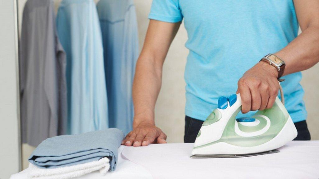 Ilustrasi menyetrika pakaian.