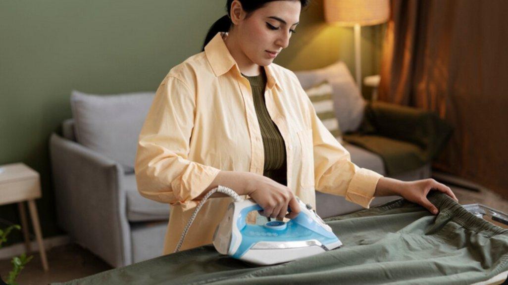 Ilustrasi menyetrika pakaian.