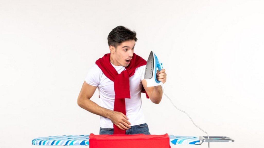 Ilustrasi menyetrika pakaian.