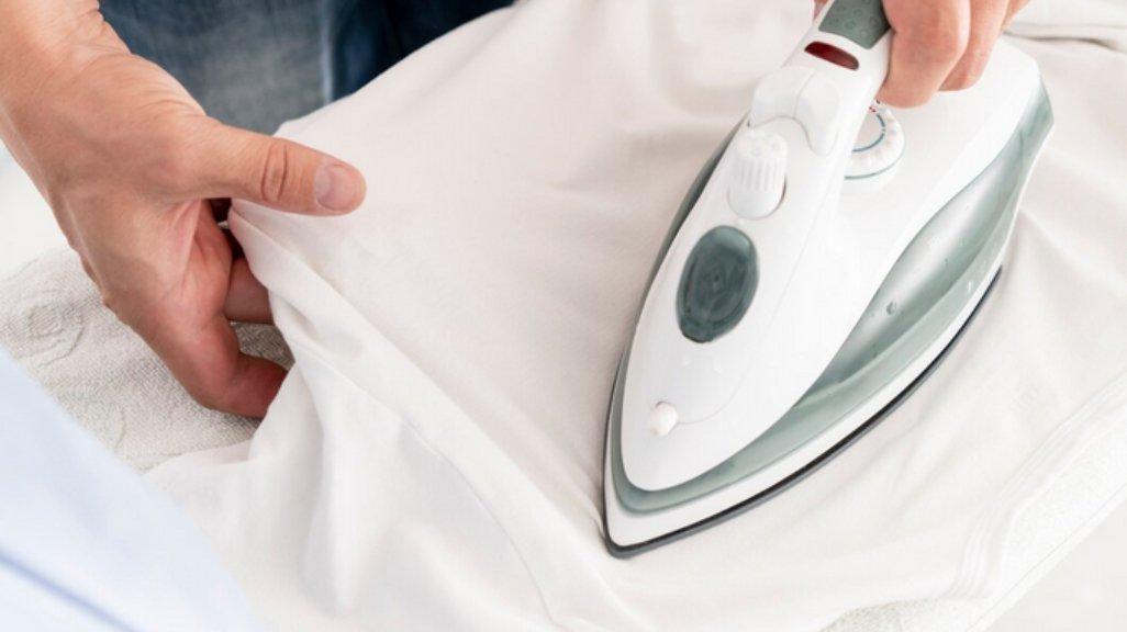 Ilustrasi menyetrika pakaian.