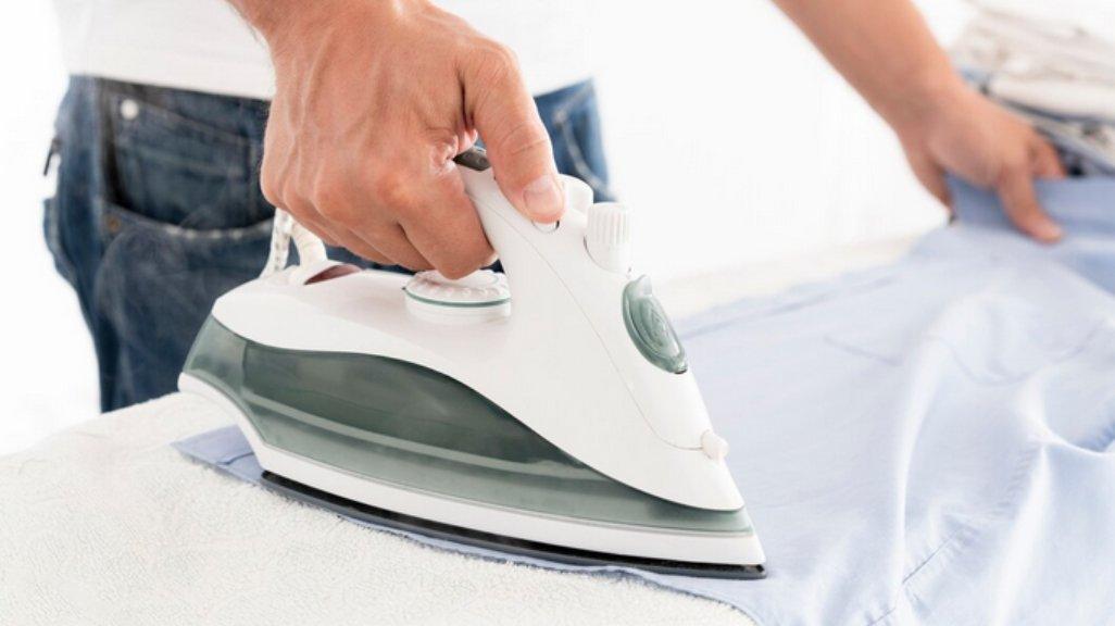 Ilustrasi menyetrika pakaian.