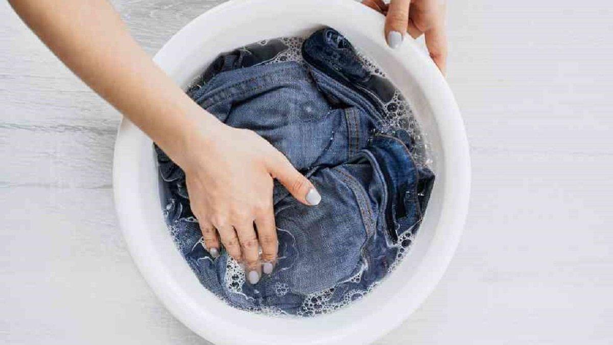 merendam celana jeans dengan air hangat