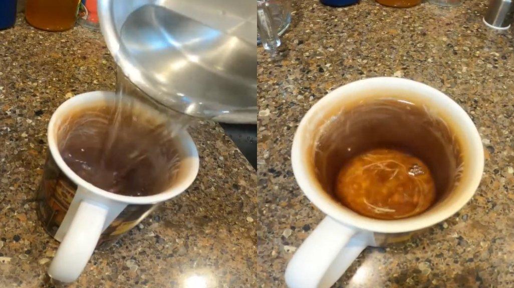 Ilustrasi merendam gelas kusam kecokelatan dengan air panas.