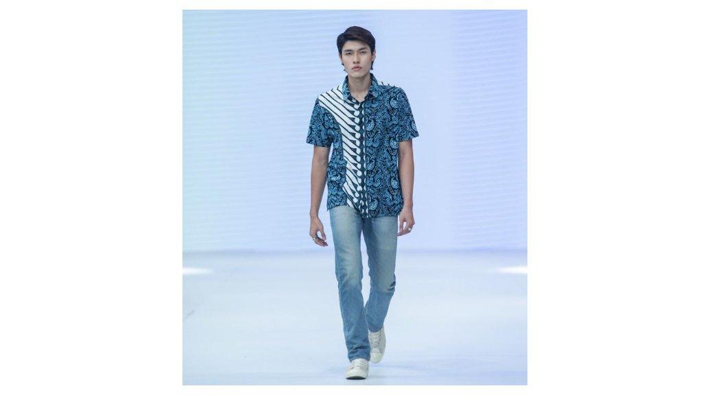 Ilustrasi mix and match batik dan jeans