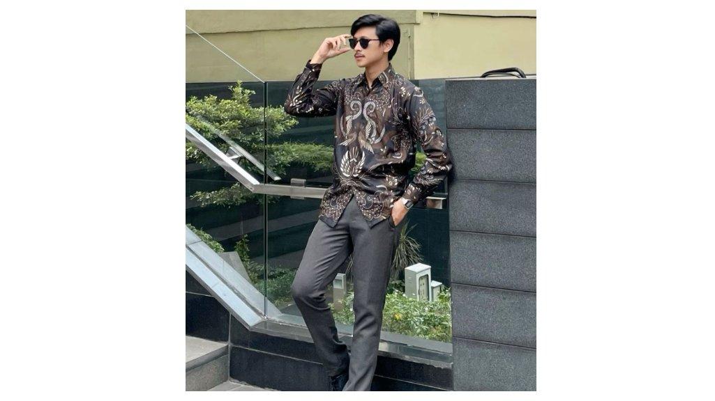 Ilustrasi mix and match kemeja batik pria dan celana chinos