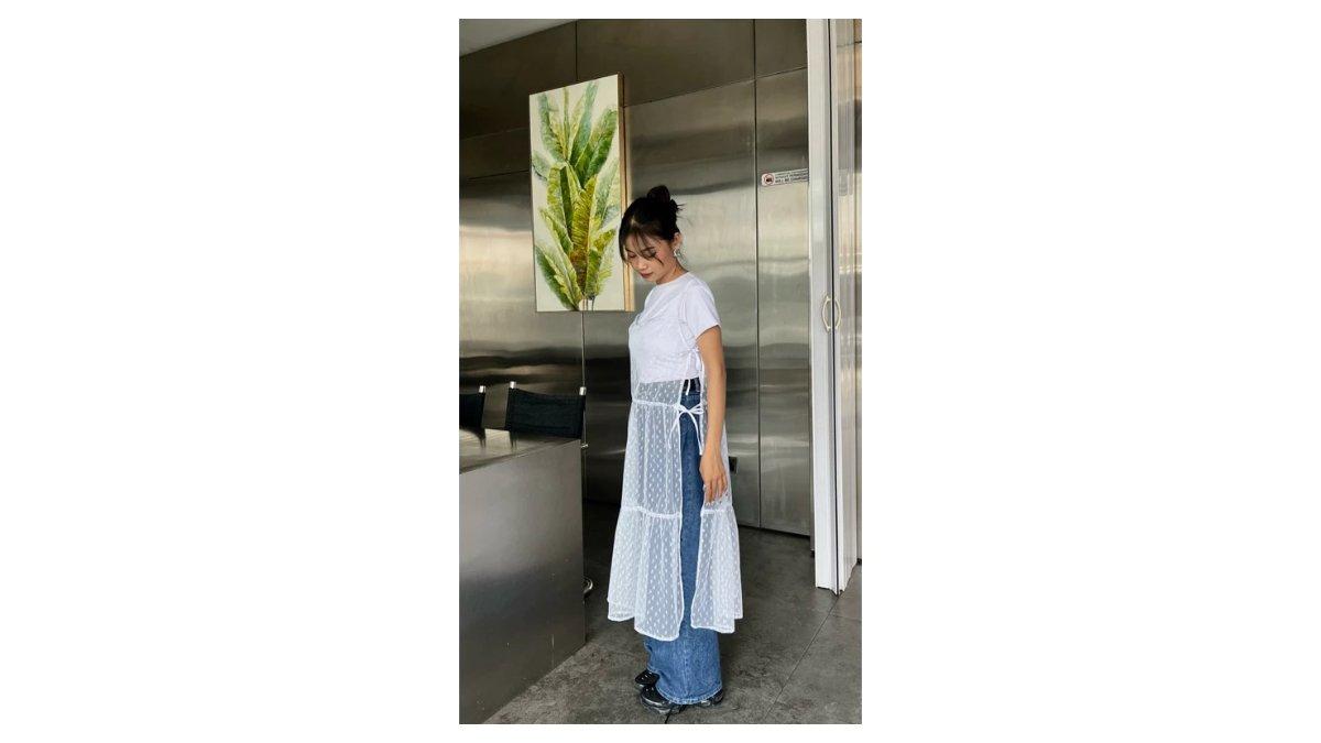 Ilustrasi mix and match padukan lace top dengan jeans untuk gaya kasual elegan