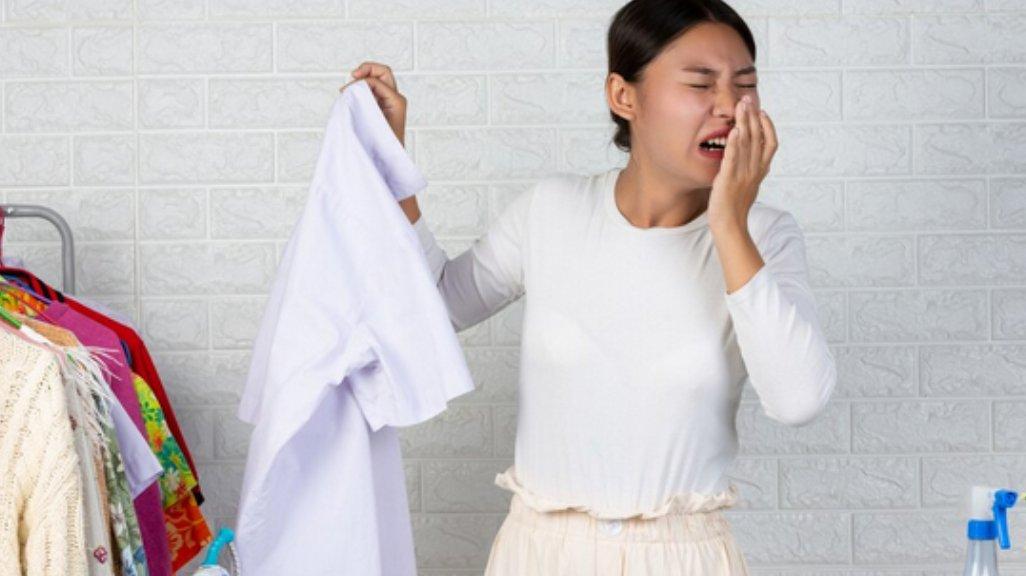 Ilustrasi pakaian bau apek.