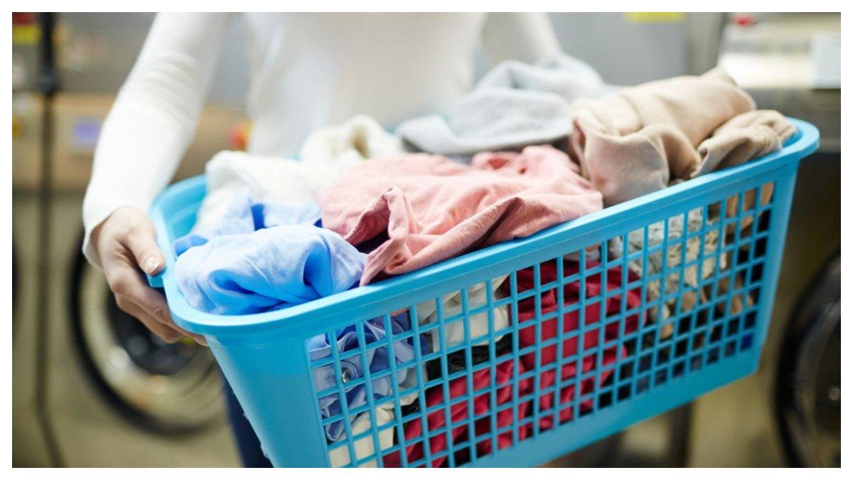 Ilustrasi pakaian benar benar kering sebelum disimpan dalam lemari