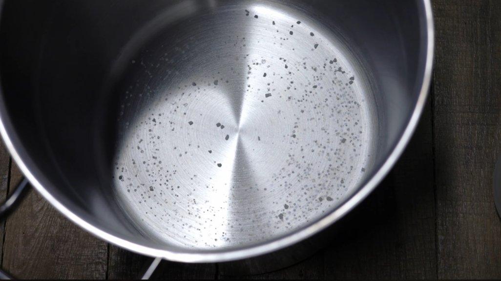 Ilustrasi panci berkerak kapur.