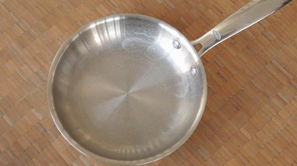 Ilustrasi panci berkerak kapur.