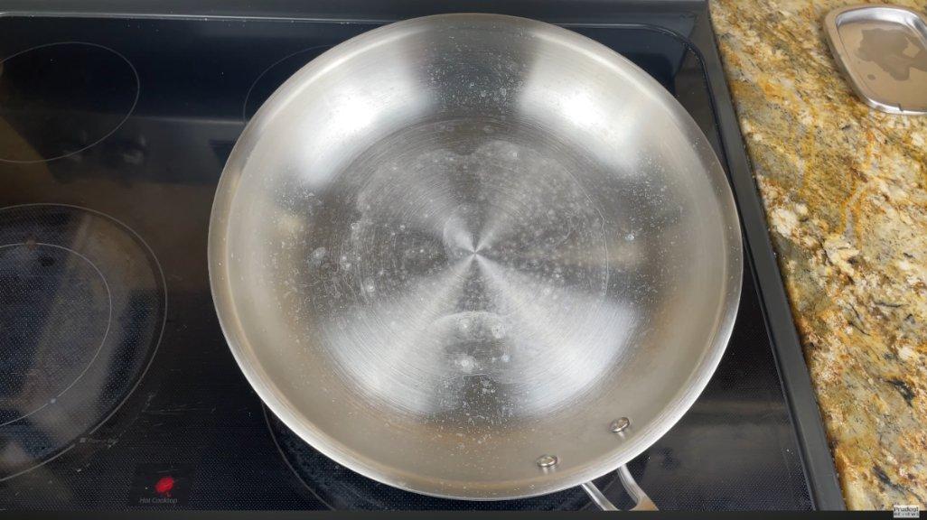 Ilustrasi panci berkerak kapur.