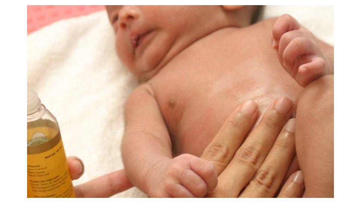 5 Rekomendasi Minyak Telon Bayi yang Bagus dan Aman Digunakan Sehari-Hari