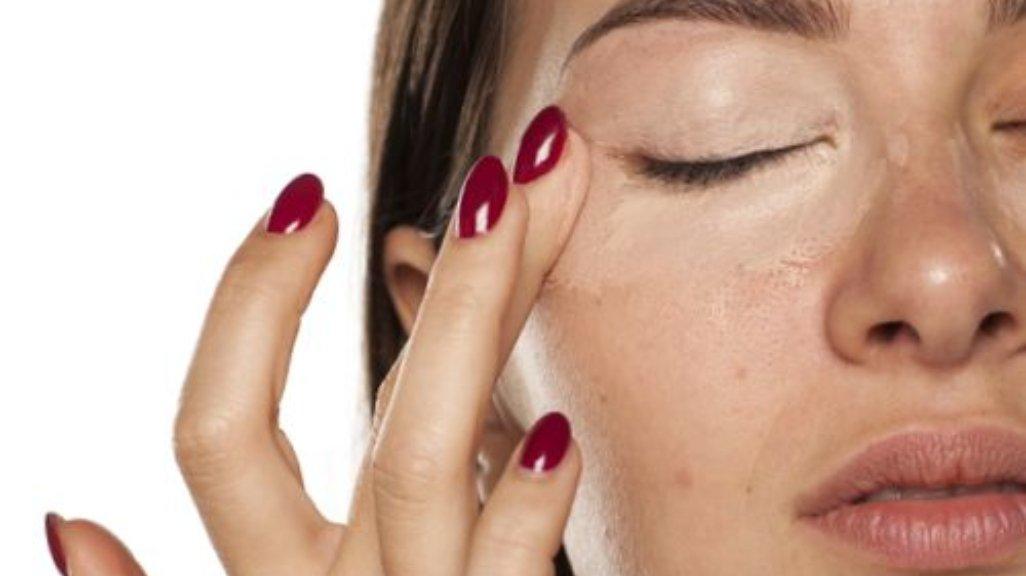 Produk concealer yang diaplikasikan dalam jumlah terlalu banyak akan membuat makeup cakey (pinterest.com)