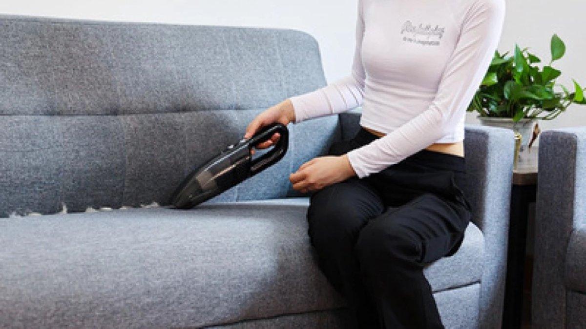 Ilustrasi penggunaan Rokeet Wireless Vacuum Cleaner.