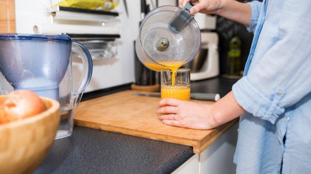 Ilustrasi penggunaan blender untuk menghaluskan buah.