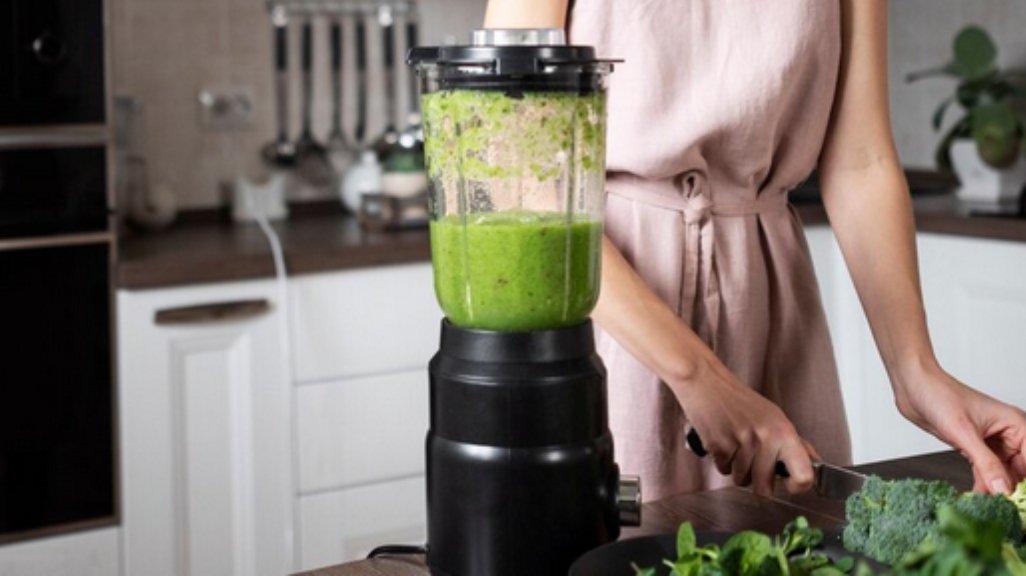 Ilustrasi penggunaan blender untuk menghaluskan sayuran.