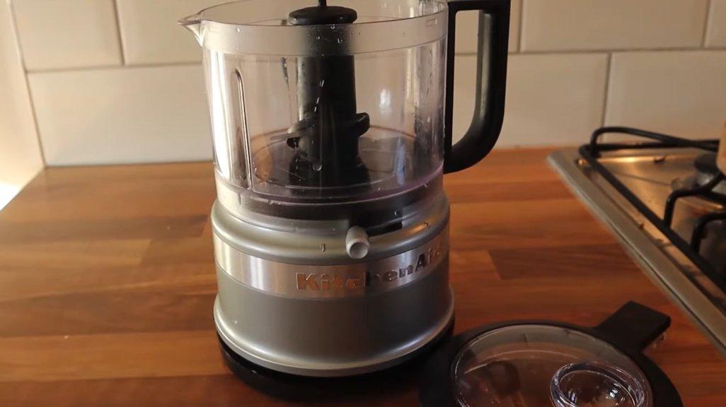 Ilustrasi penggunaan food chopper.