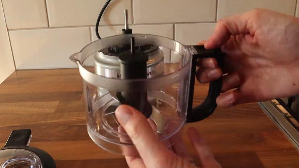 Ilustrasi penggunaan food chopper.