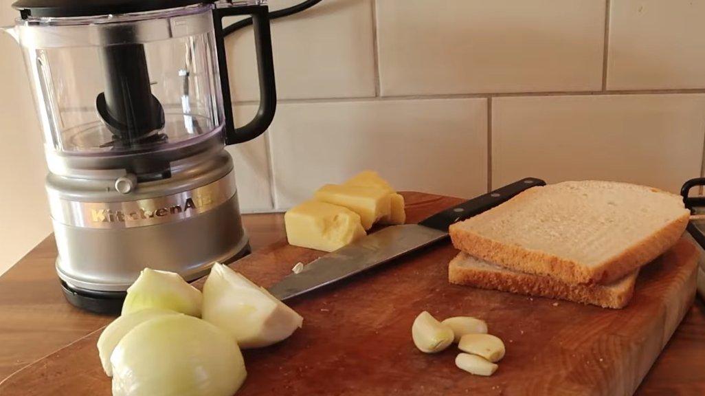 Ilustrasi penggunaan food chopper.