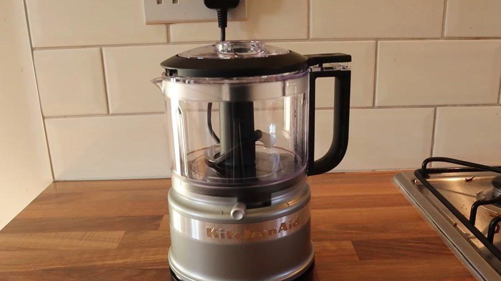 Ilustrasi penggunaan food chopper.